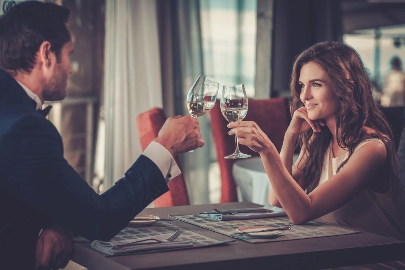 9 étapes cruciales pour se remettre avec son ex 14 couple clinking glasses during a date night in a fancy restaurant