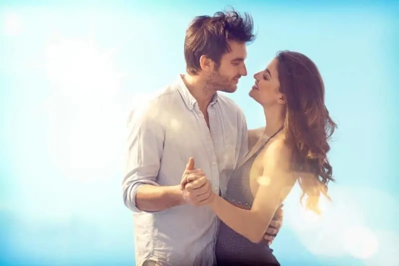 60 des meilleures idées pour complimenter un homme sur sa personnalité 2 sweet couple kissing during the day
