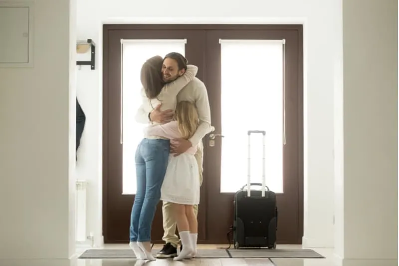 60 des meilleures idées pour complimenter un homme sur sa personnalité 3 man coming home embraced and greeted by family near the door