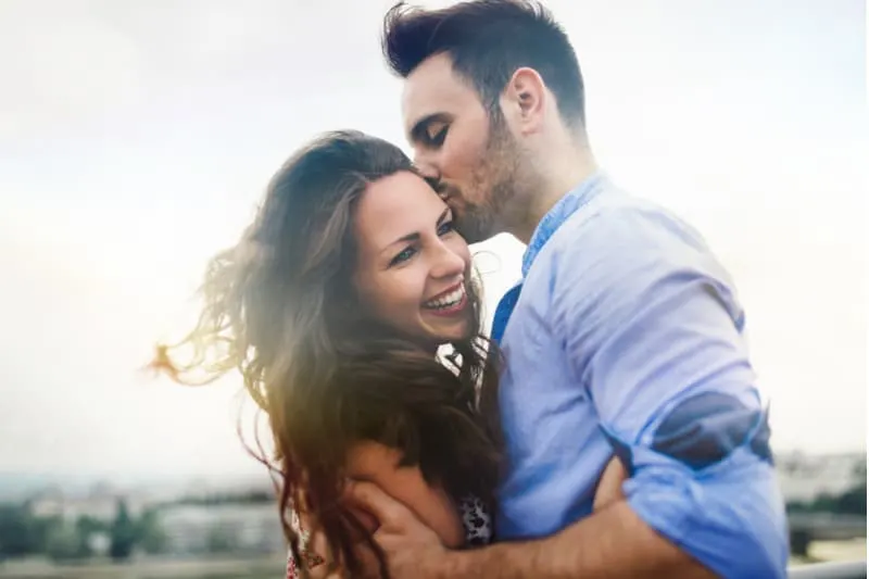 60 des meilleures idées pour complimenter un homme sur sa personnalité 5 man hugging the woman and kissing her cheeks