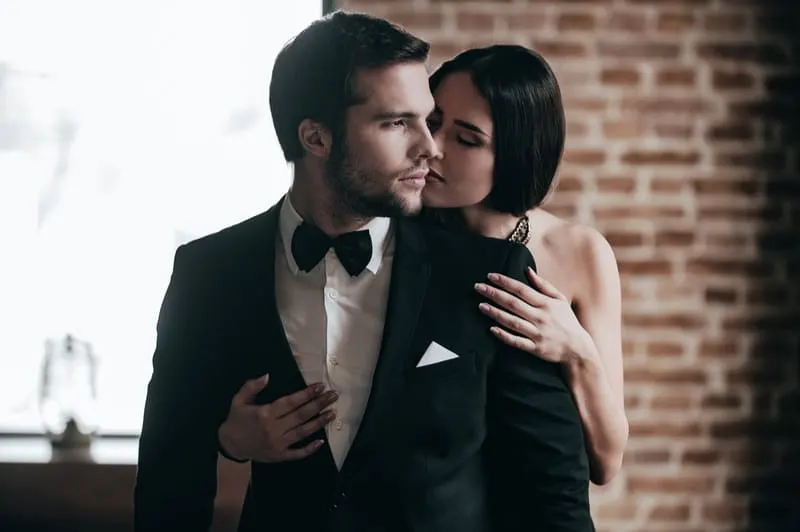 60 des meilleures idées pour complimenter un homme sur sa personnalité 7 woman showing love to the man dressed formally