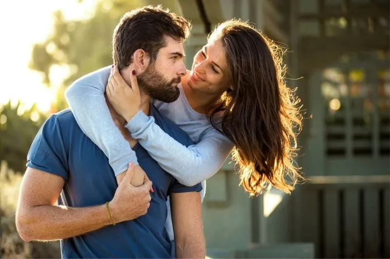 60 des meilleures idées pour complimenter un homme sur sa personnalité 8 sweet woman hugging a handsome man outdoors