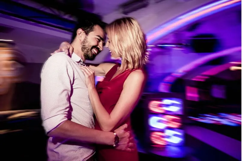 60 des meilleures idées pour complimenter un homme sur sa personnalité 10 couple dancing in a pub with focus on the couple and a blurred background