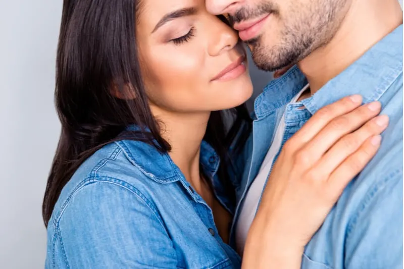60 des meilleures idées pour complimenter un homme sur sa personnalité 12 closed cropped portrait of woman smelling and hugging her man