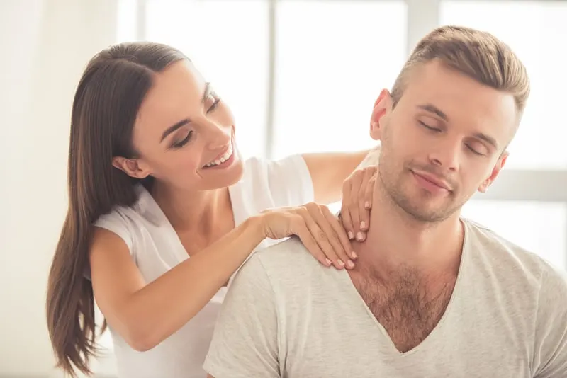 60 des meilleures idées pour complimenter un homme sur sa personnalité 17 woman giving a massage on a man's shoulder while sitting