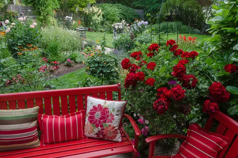 61 idées de jardins super cool dans l'arrière-cour 9 Red Garden Bench