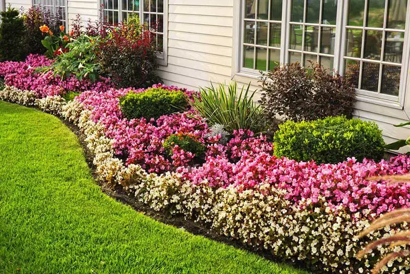 61 idées de jardins super cool dans l'arrière-cour 10 flower bed along house
