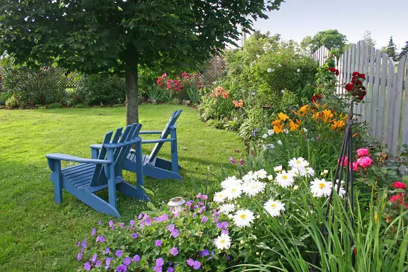 61 idées de jardins super cool dans l'arrière-cour 11 Adirondack chairs