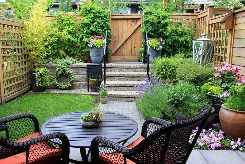 61 idées de jardins super cool dans l'arrière-cour 17 Compact Backyard Garden