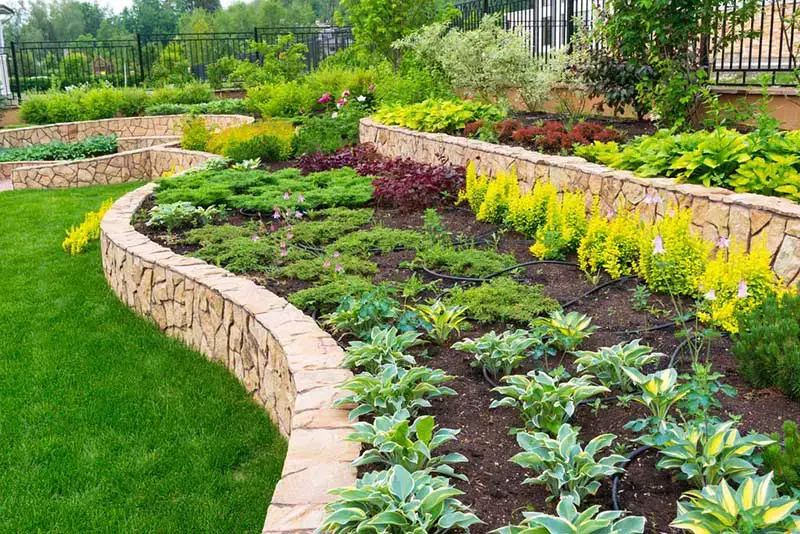61 idées de jardins super cool dans l'arrière-cour 22 Stone Wall Garden Tiers