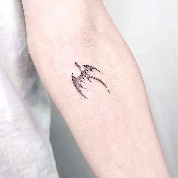 75 superbes tatouages de bras pour femmes avec signification 2 Tiny dragon inner arm tattoo by @yura_tatt