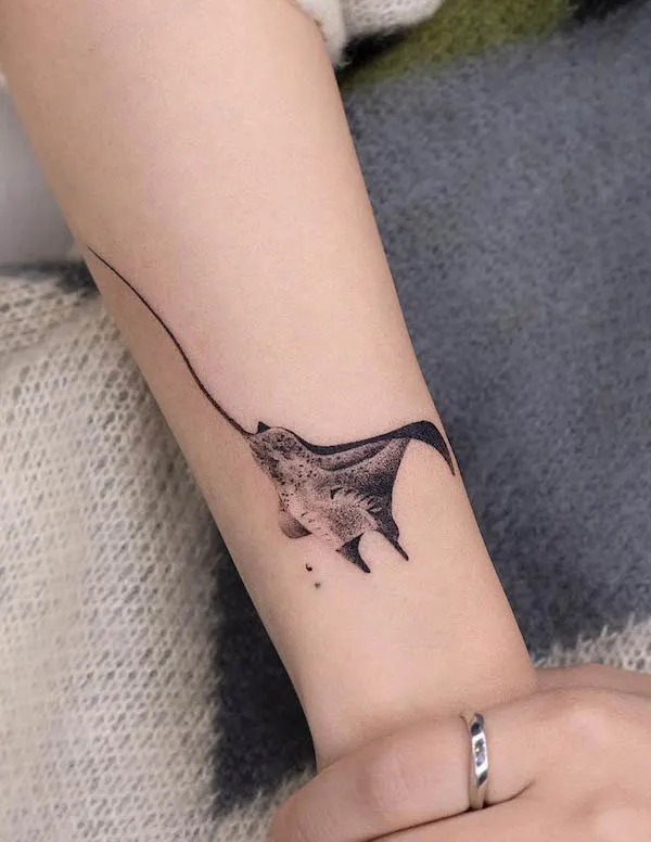 75 superbes tatouages de bras pour femmes avec signification 7 Manta ray arm tattoo by @pokhy_tattoo