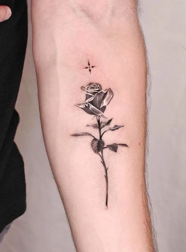 75 superbes tatouages de bras pour femmes avec signification 17 Black metallic rose and star arm tattoo for women by @jku_tattoo