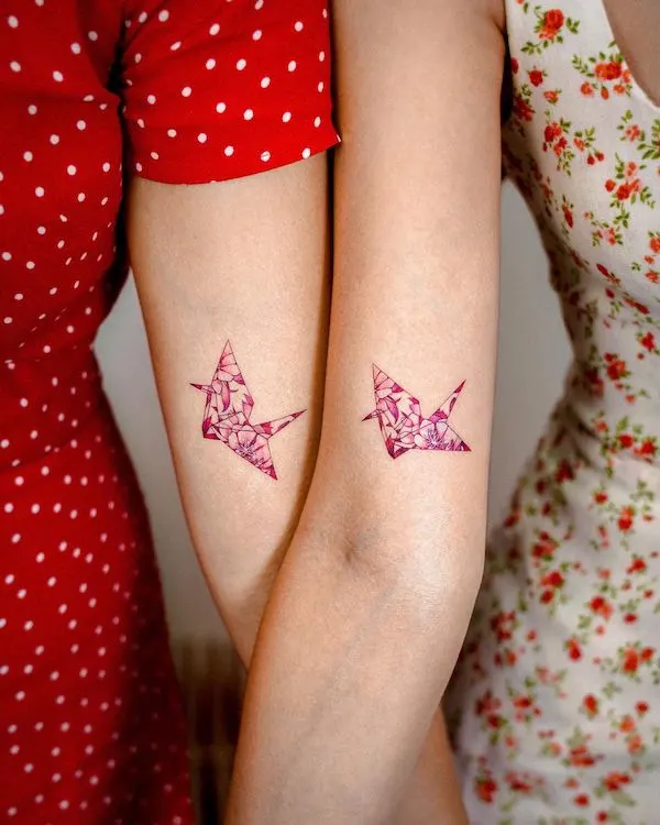 75 superbes tatouages de bras pour femmes avec signification 36 Paper crane tattoos for best friends by @e.nal_.tattoo