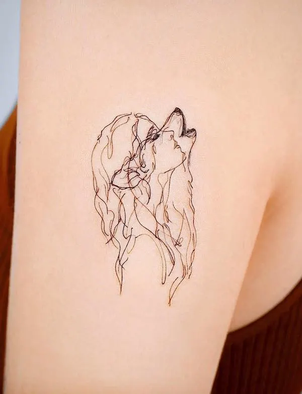 75 superbes tatouages de bras pour femmes avec signification 40 She wolf upper arm tattoo by @pauline.tattoo