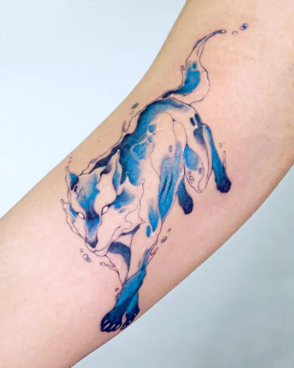 75 superbes tatouages de bras pour femmes avec signification 41 Blue wolf bicep tattoo by @tattooist.inno