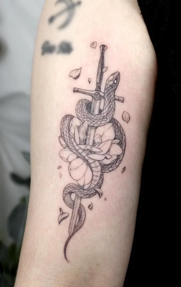 75 superbes tatouages de bras pour femmes avec signification 42 Snake and sword back of the arm tattoo by @choseung.tat