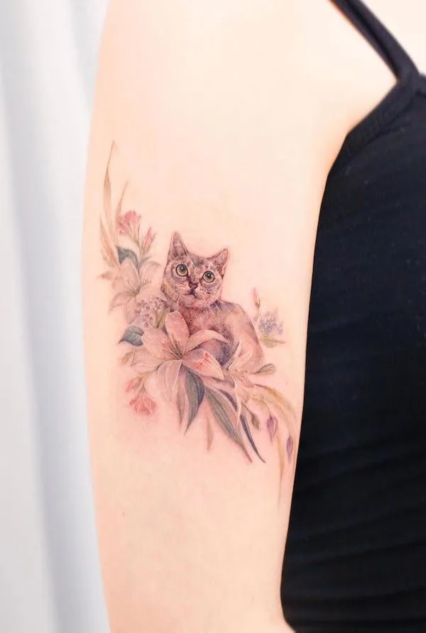 75 superbes tatouages de bras pour femmes avec signification 48 Super cute cat upper arm tattoo by @vandal_tattoo