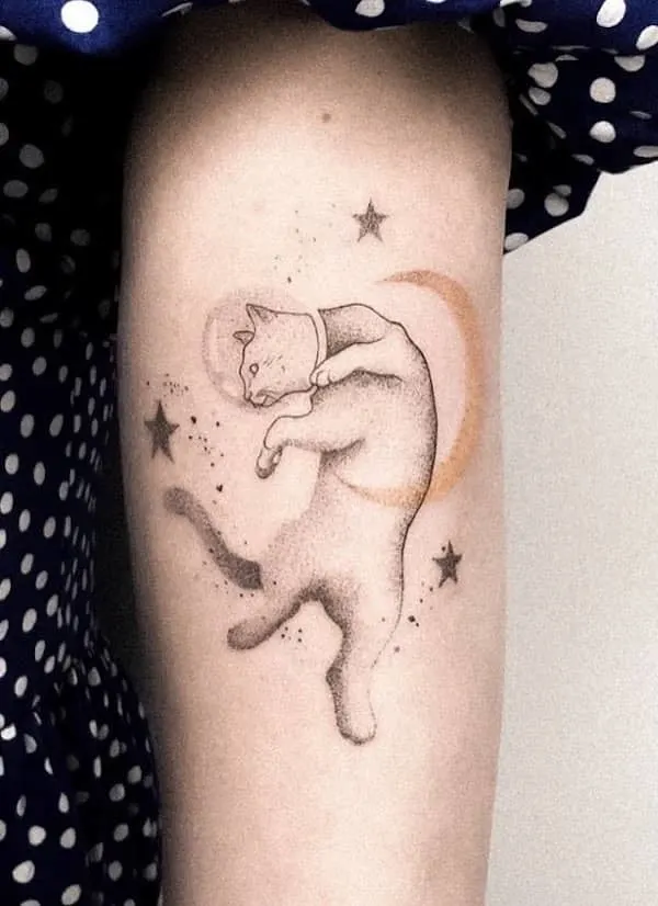 75 superbes tatouages de bras pour femmes avec signification 50 Astronaut cat and star arm tattoo by @miki_tatuuje