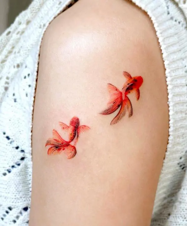 75 superbes tatouages de bras pour femmes avec signification 51 Goldfish upper arm tattoo by @eunyutattoo