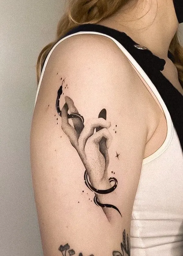75 superbes tatouages de bras pour femmes avec signification 55 Witchy upper arm tattoo for women by @miki_tatuuje