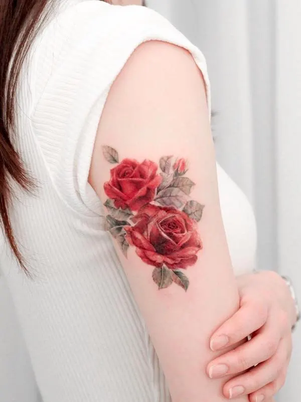 75 superbes tatouages de bras pour femmes avec signification 57 Watercolor rose upper arm tattoo by @vandal_tattoo