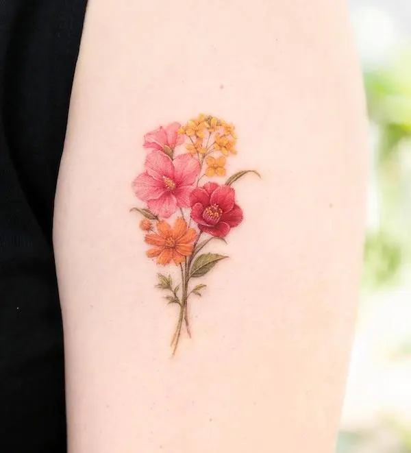 75 superbes tatouages de bras pour femmes avec signification 58 Beautiful bouquet upper arm tattoo by @palette.tt