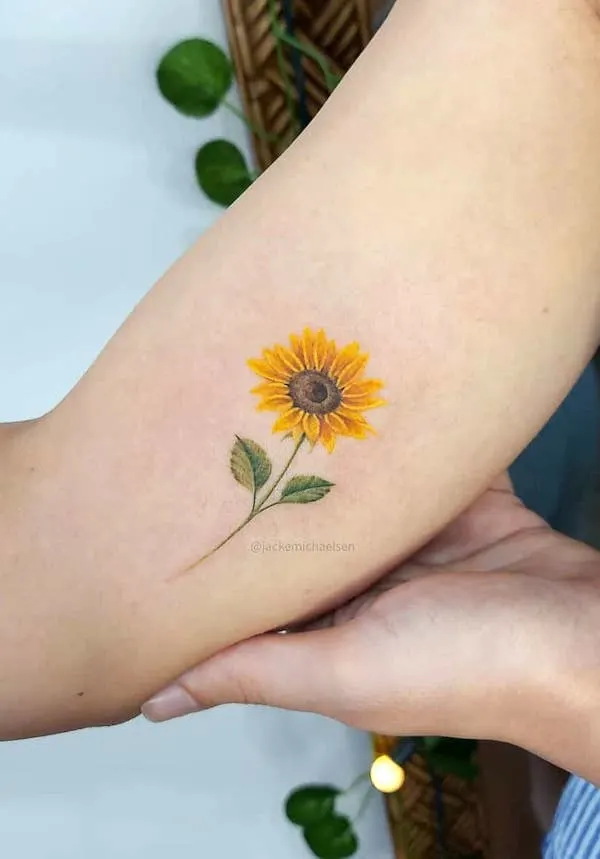 75 superbes tatouages de bras pour femmes avec signification 61 Small sunflower on the bicep by @jackemichaelsen.tattoo