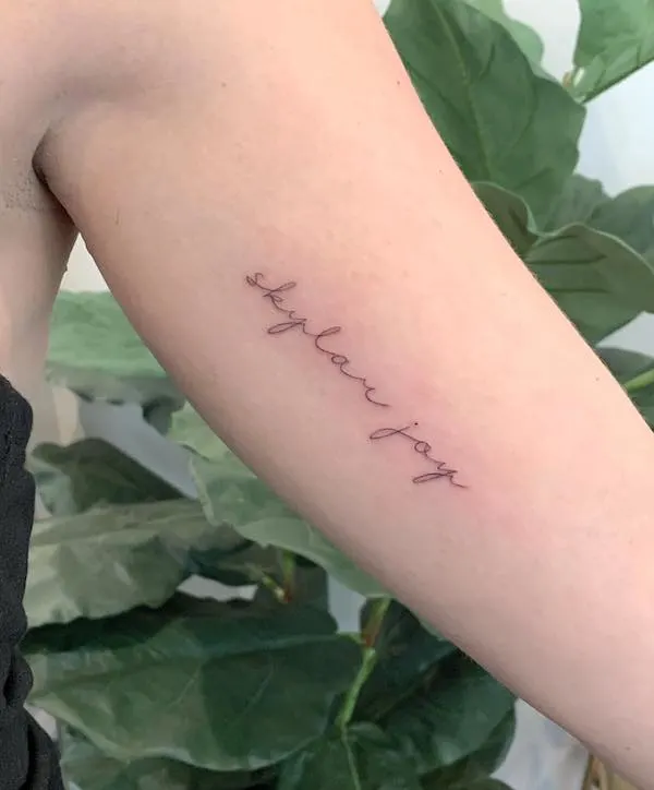 75 superbes tatouages de bras pour femmes avec signification 64 Name bicep tattoo by @gracedoestattoos