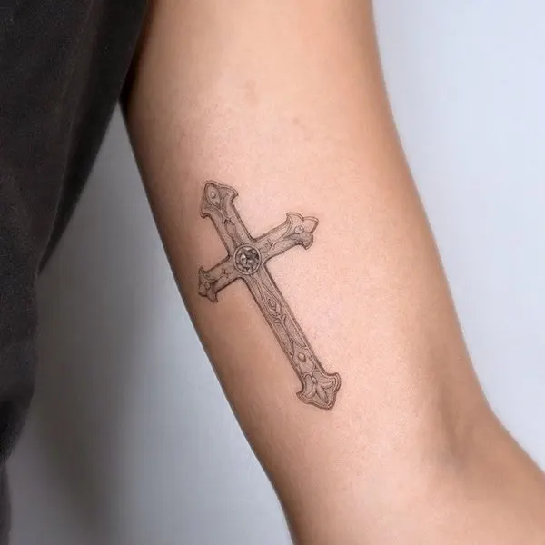 75 superbes tatouages de bras pour femmes avec signification 68 Vintage cross bicep tattoo by @choseung.tat