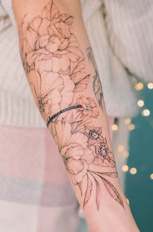 75 superbes tatouages de bras pour femmes avec signification 73 Floral bracelet forearm tattoo by @cathy.artwork