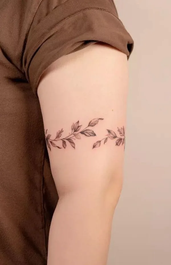 75 superbes tatouages de bras pour femmes avec signification 74 Botanical arm band tattoo by @handitrip