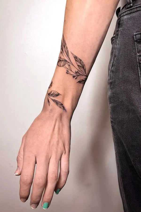 75 superbes tatouages de bras pour femmes avec signification 75 Upper arm vine tattoo by @kaylajordyntattoos