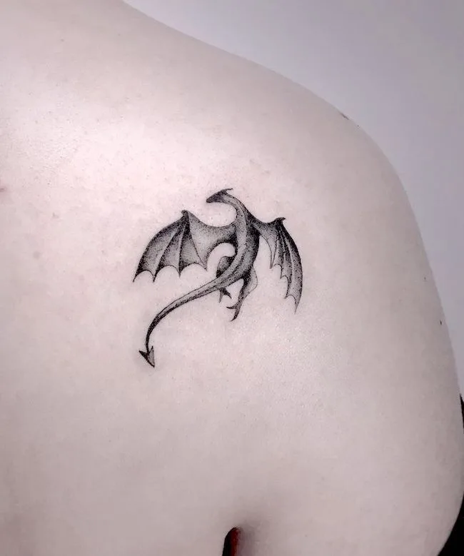 Small dragon shoulder blade tattoo by @passiflora_tattoo