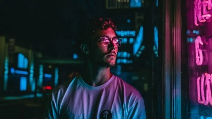 10 signes que votre ex fait semblant d'avoir tourné la page 1 Top 10 Most Obvious Signs Your Ex Is Pretending To Be Over You