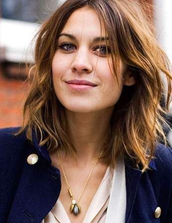 Les 39 plus belles coupes et coiffures pour cheveux mi-longs 22