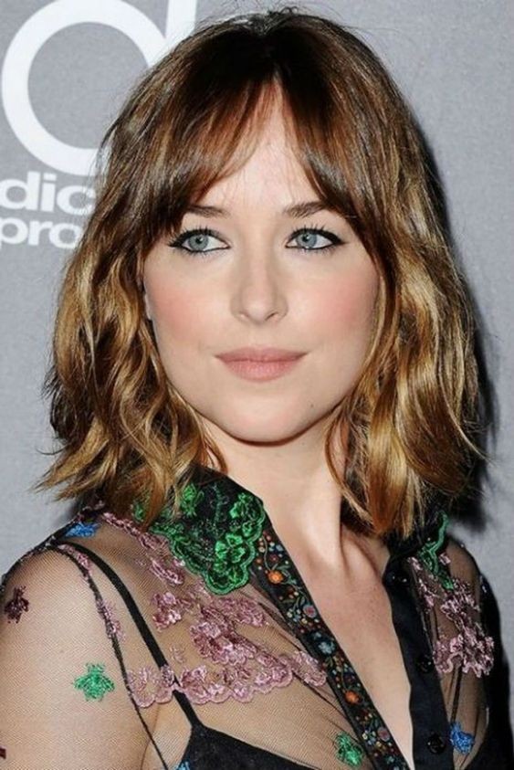 Les 39 plus belles coupes et coiffures pour cheveux mi-longs 30