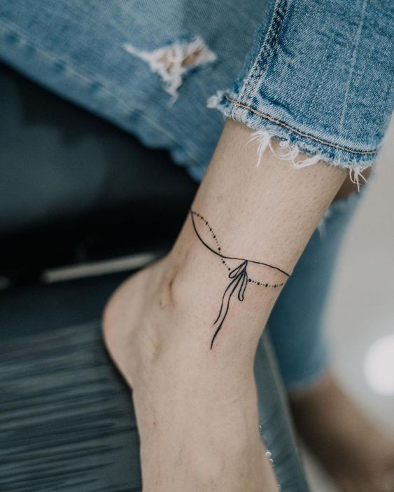 21 idées de tatouages cheville bracelet pour femme 20