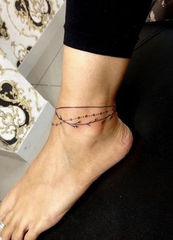 21 idées de tatouages cheville bracelet pour femme 8