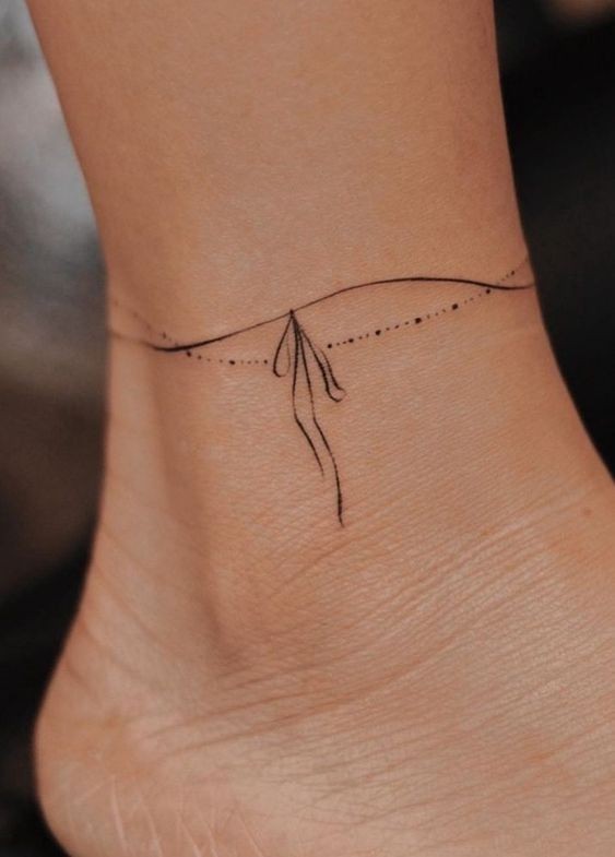21 idées de tatouages cheville bracelet pour femme 1