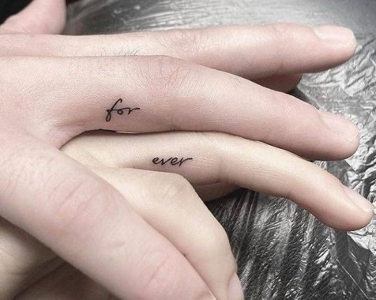 Tatouage couple minimaliste : 25 idées pour trouver le tatouage idéal 2