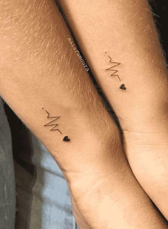 Tatouage couple minimaliste : 25 idées pour trouver le tatouage idéal 11