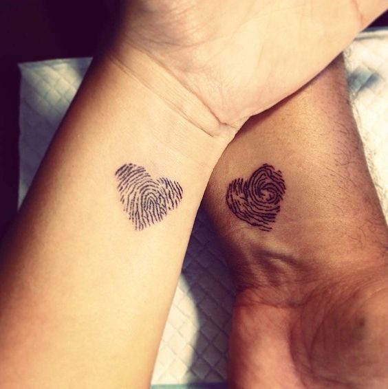 Tatouage couple minimaliste : 25 idées pour trouver le tatouage idéal 15 Tatouage couple minimaliste : 25 idées pour trouver le tatouage idéal 15