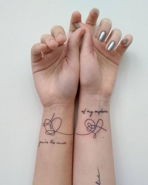 Tatouage couple minimaliste : 25 idées pour trouver le tatouage idéal 17 Tatouage couple minimaliste : 25 idées pour trouver le tatouage idéal 17