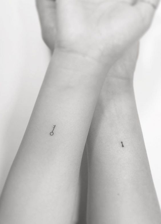 Tatouage couple minimaliste : 25 idées pour trouver le tatouage idéal 18