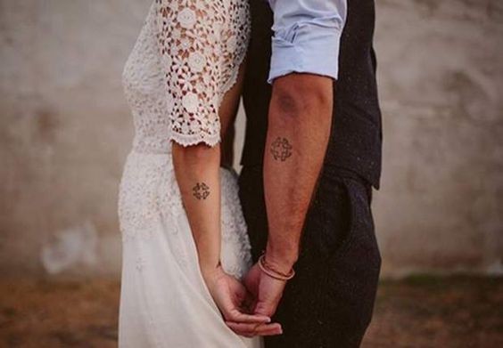 Tatouage couple minimaliste : 25 idées pour trouver le tatouage idéal 20