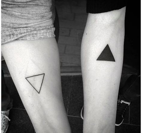 Tatouage couple minimaliste : 25 idées pour trouver le tatouage idéal 3 Tatouage couple minimaliste : 25 idées pour trouver le tatouage idéal 3