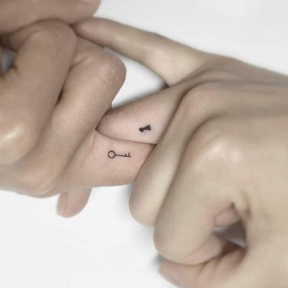 Tatouage couple minimaliste : 25 idées pour trouver le tatouage idéal 21