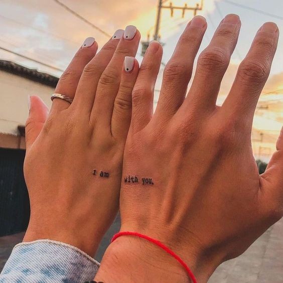 Tatouage couple minimaliste : 25 idées pour trouver le tatouage idéal 23