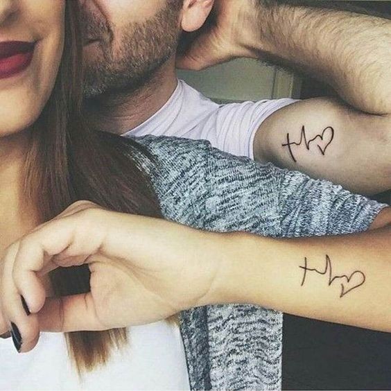 Tatouage couple minimaliste : 25 idées pour trouver le tatouage idéal 24 Tatouage couple minimaliste : 25 idées pour trouver le tatouage idéal 24